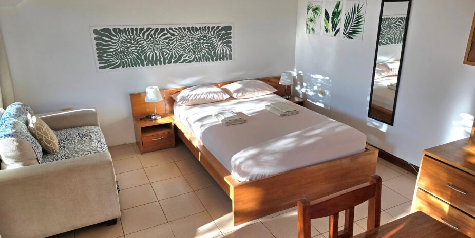 Studio 02 bed and living